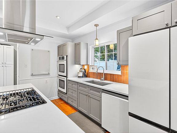 4th image of 725 Eastman St
