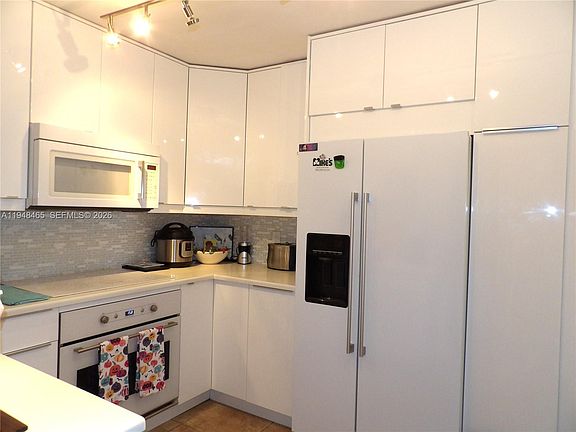 4th image of 555 NE 15th St APT 14E