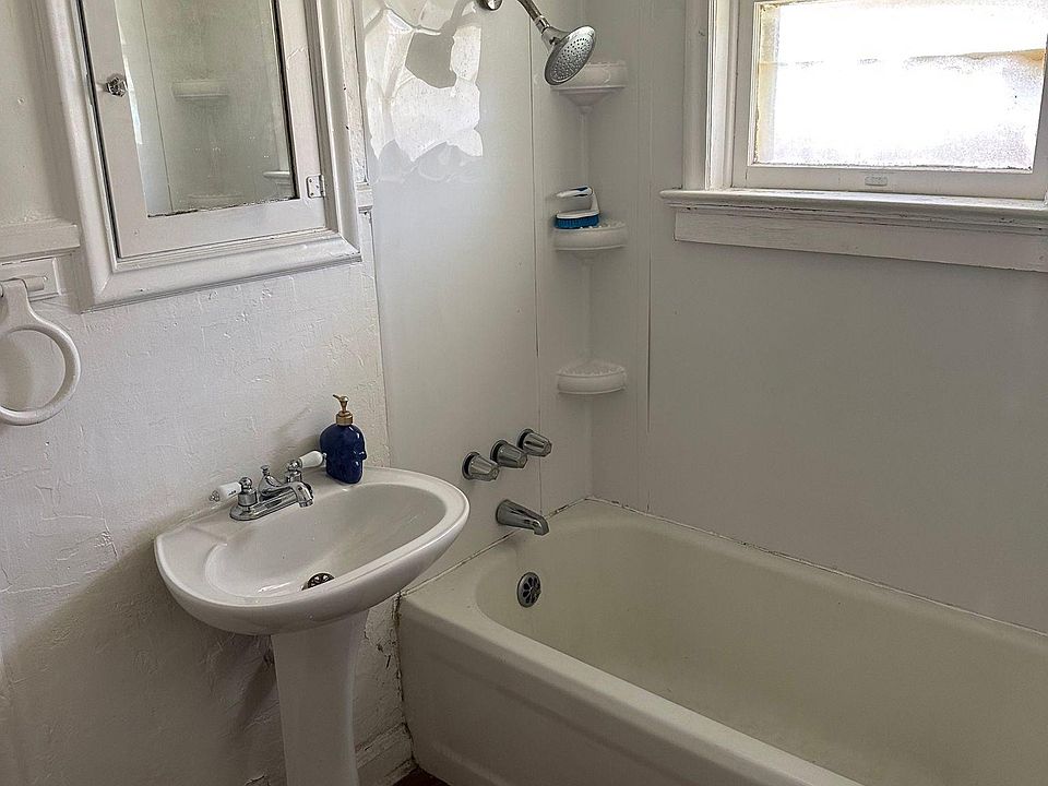 2nd image of 214 SW 4th St #A