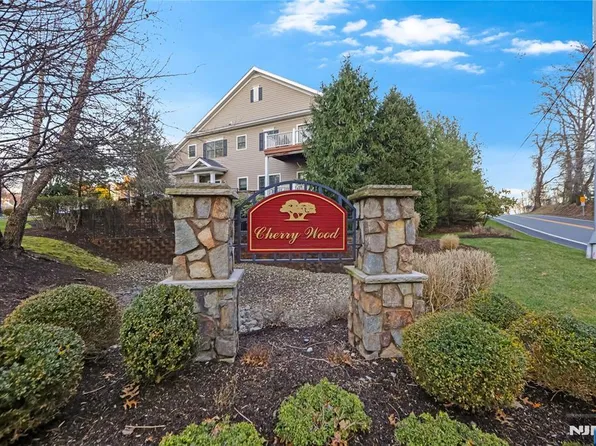 23 Cherrywood Ct, Westwood, NJ 07675