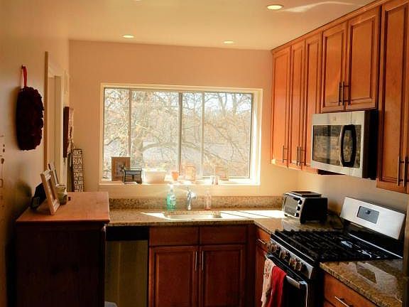 3rd image of 10684 Weymouth St APT 204