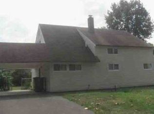 38 Horseshoe Ln, Levittown, PA