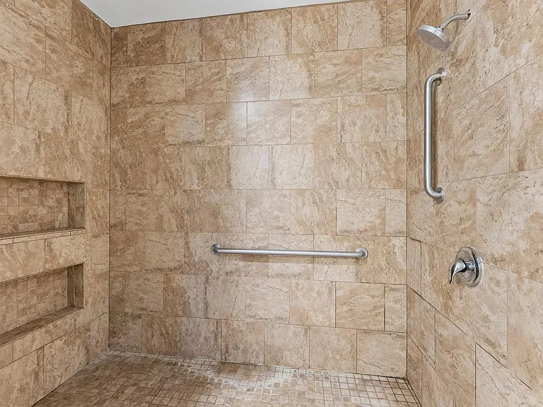 705 S 186th St — Photo 31