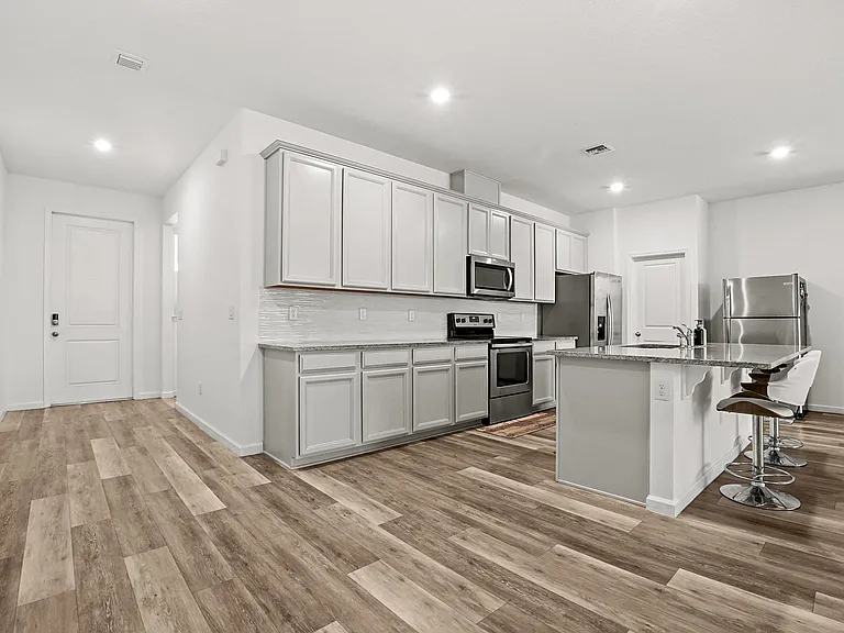 1826 Lake Cove Dr — Photo 12