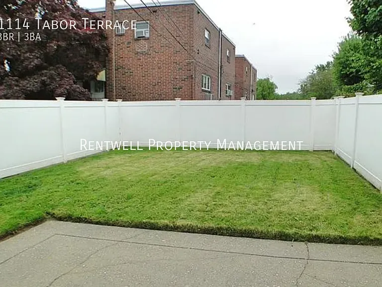 1114 Tabor Ter — Photo 2