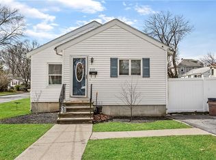 115 Lakeview Dr, Providence, RI 02910