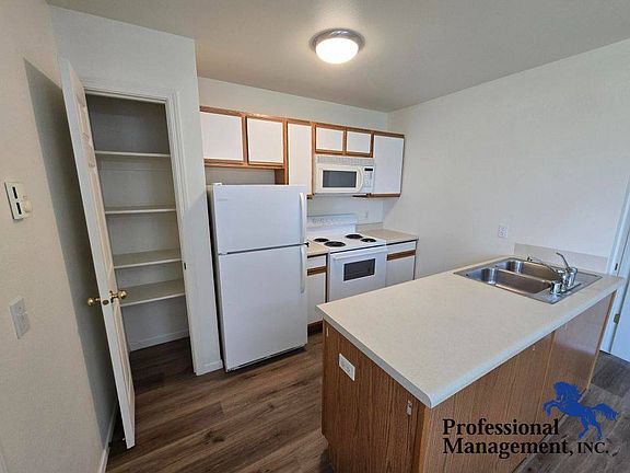 3rd image of 1502 38th St W Unit 9