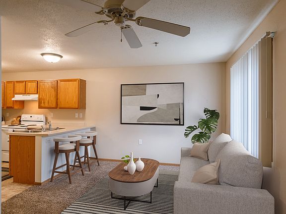 Grand Forks, ND Creekside Apartments | Living