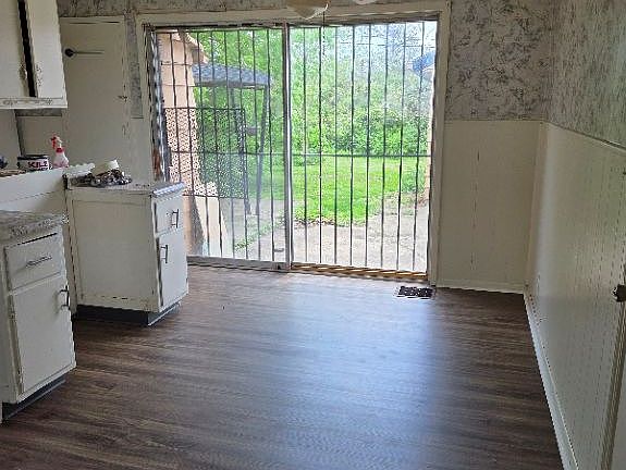3rd image of 4104 Larkspur Dr