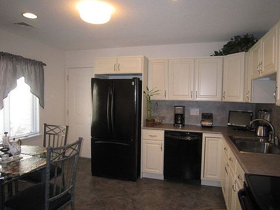 Lovely eat-in-kitchen