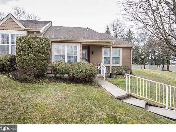 3rd image of 779 Thornwood Dr #779