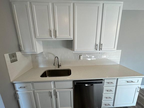3rd image of 18W125 63rd St #A-107