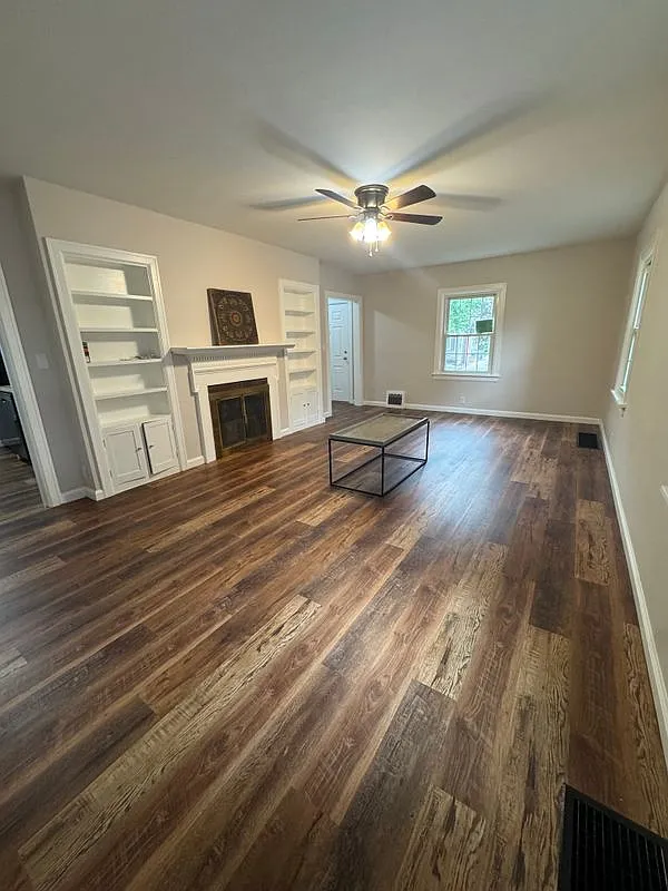 3 bed, 2.0 bath, 1426 sqft, $2,400 — Photo 3
