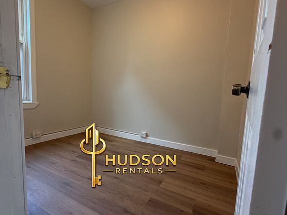 4th image of 107 Van Nostrand Ave #1