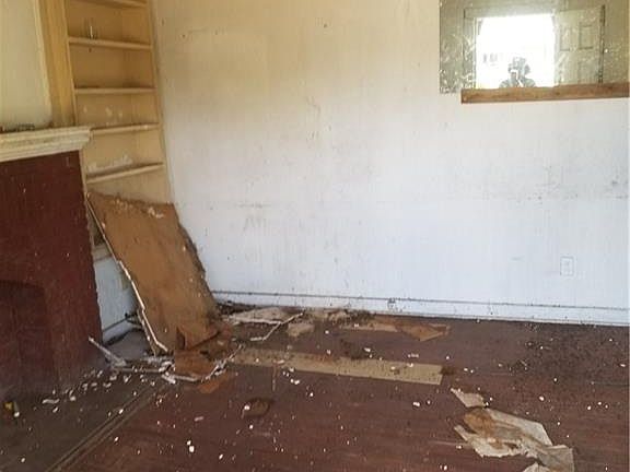 2nd image of 3811 Lakeshore Dr