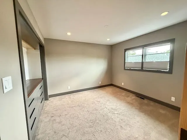 2594 Roosevelt Ave — Photo 15