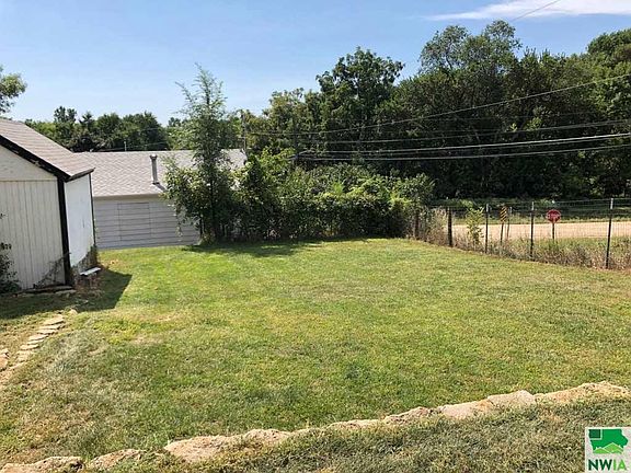 5th image of 3125 Edmunds Ave