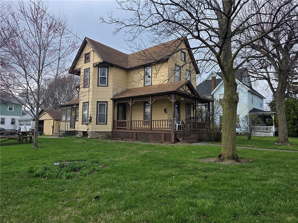 920 N Main St photo 1