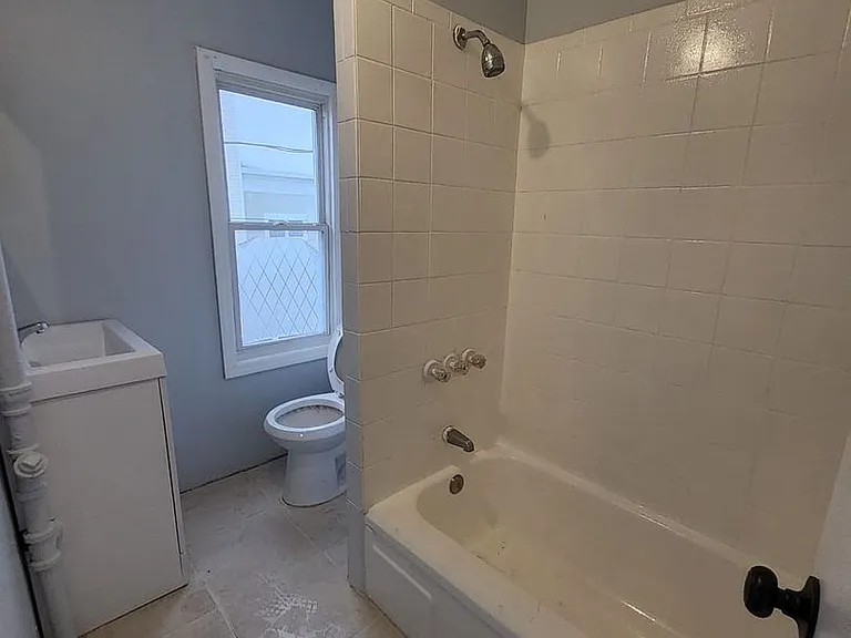 82-90 Wilson Pl — Photo 7
