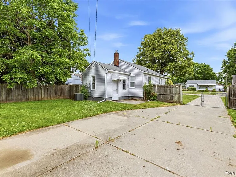 77 Huron Ave — Photo 22