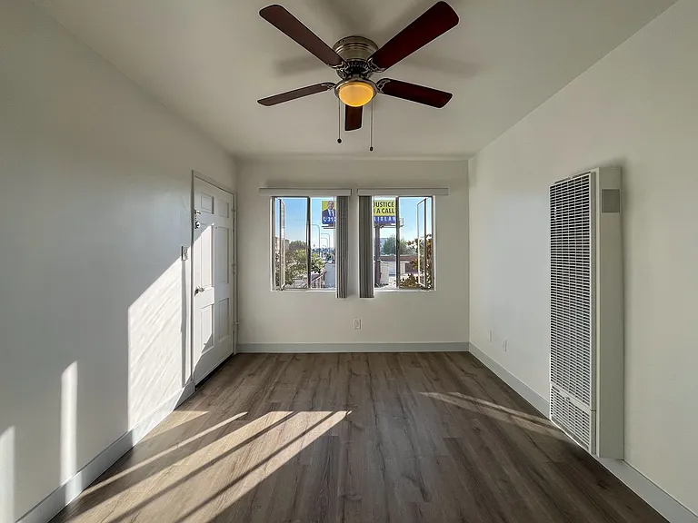 5919-5925 Crenshaw Blvd — Photo 11