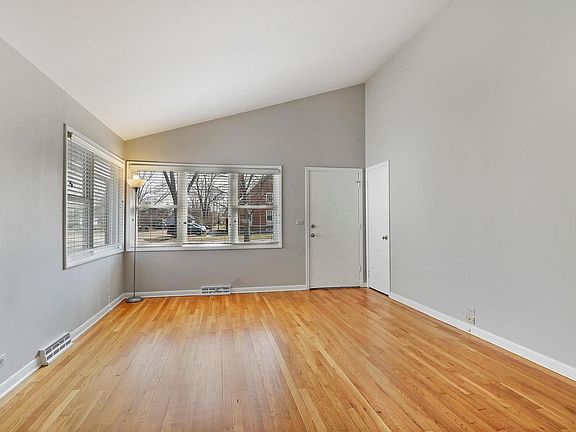 3rd image of 522 N Michigan Ave