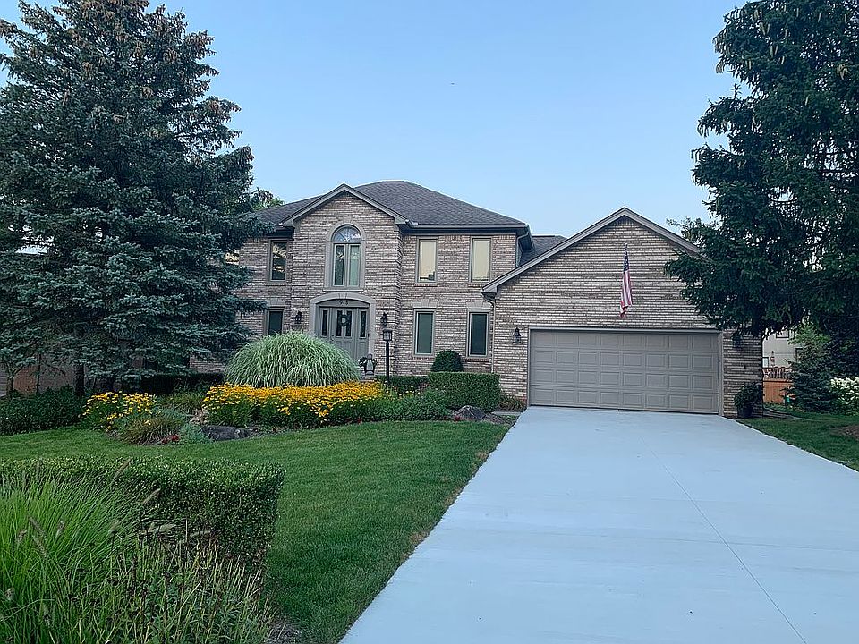 2nd image of 948 Stanford Cir