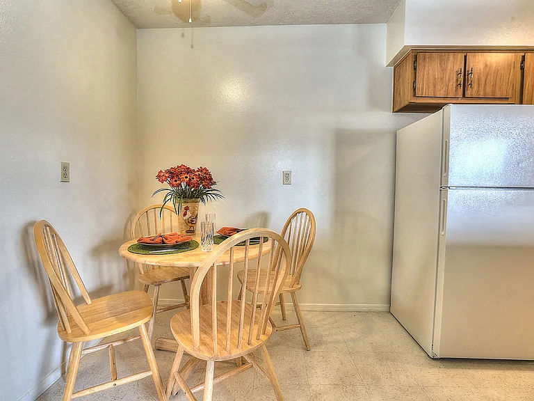 125 Cardenas Dr NE — Photo 4