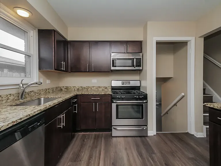 2316 Collins St — Photo 2