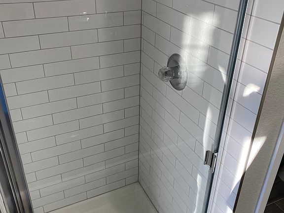 Shower - nice and clean