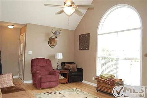 5th image of 355 Maple Park Dr