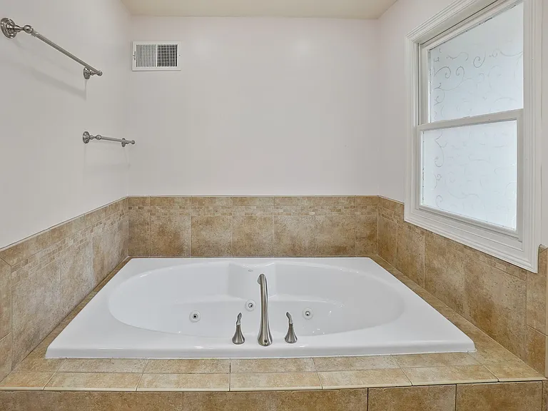 8814 Northcote Ave — Photo 15