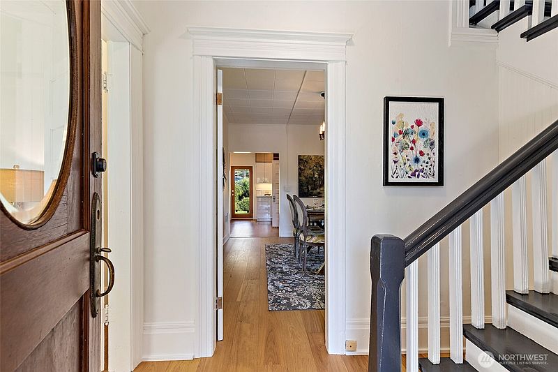4th image of 4048 37th Avenue S