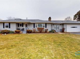 1735 Arrowhead Dr, Fremont, OH 43420