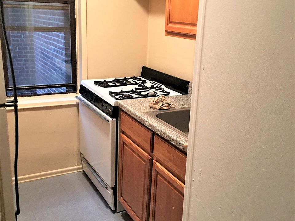 2nd image of 678 Warburton Ave