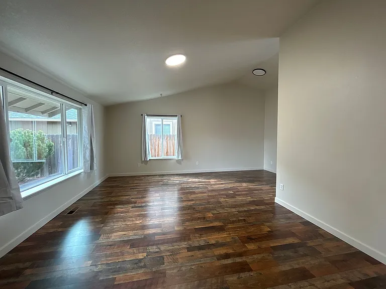 532 SE Ponderosa Dr — Photo 2