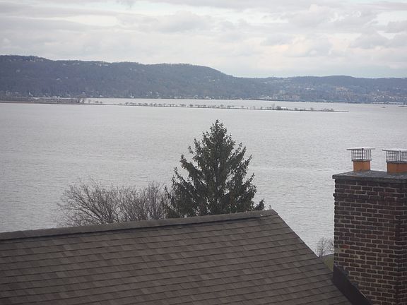 Stunning riverviews from every window!