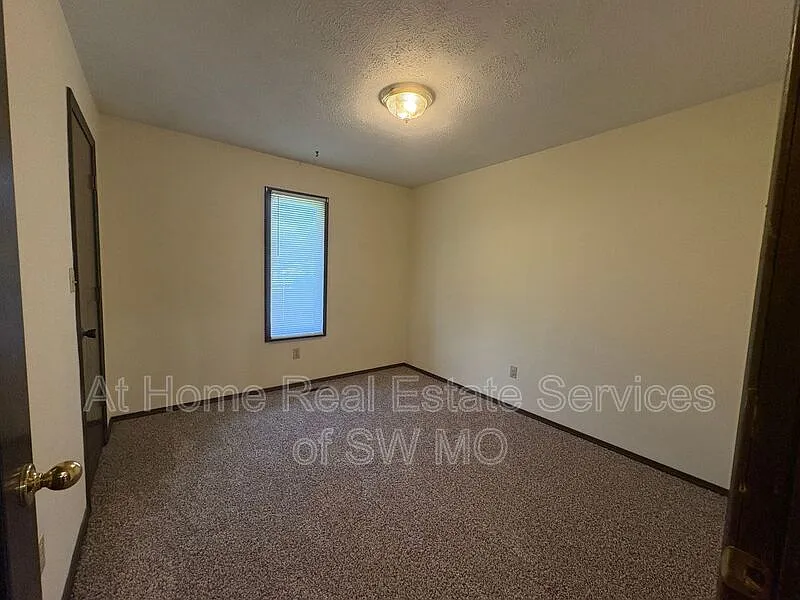 3 bed, 2.0 bath, 1227 sqft, $1,355 — Photo 4
