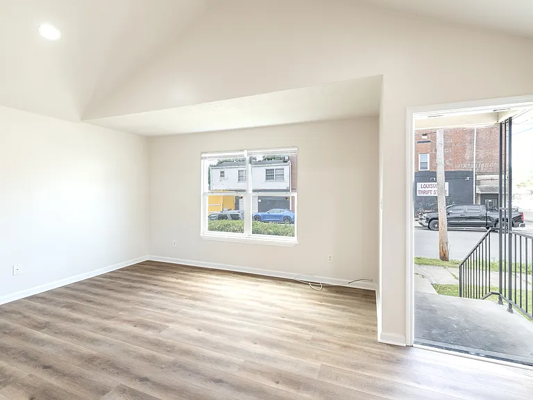 1823 Griffiths Ave — Photo 2