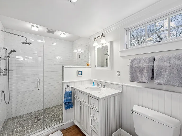 33 Bay Ave — Photo 6