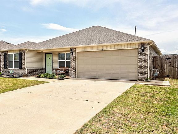 3rd image of 621 Fox Hollow Ct