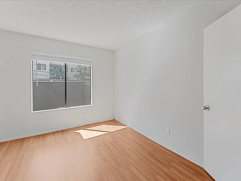 2433 Barry Ave #107 — Photo 9