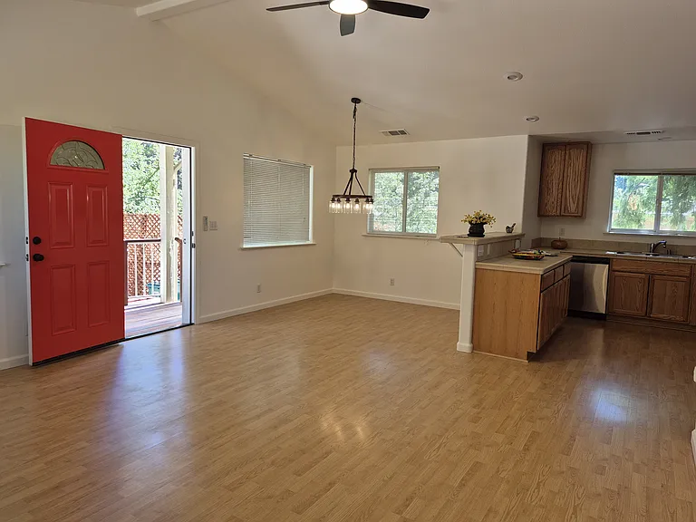 349 E Maryland Dr — Photo 4