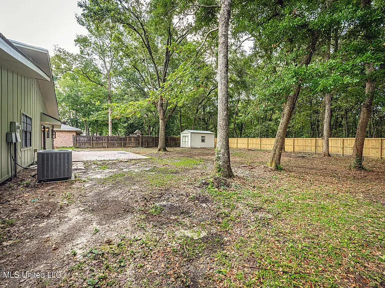 106 Booth Cir — Photo 4