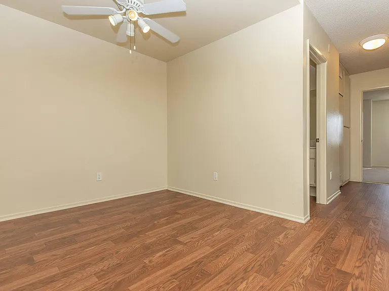 Harbor Pointe Apartments — Photo 27