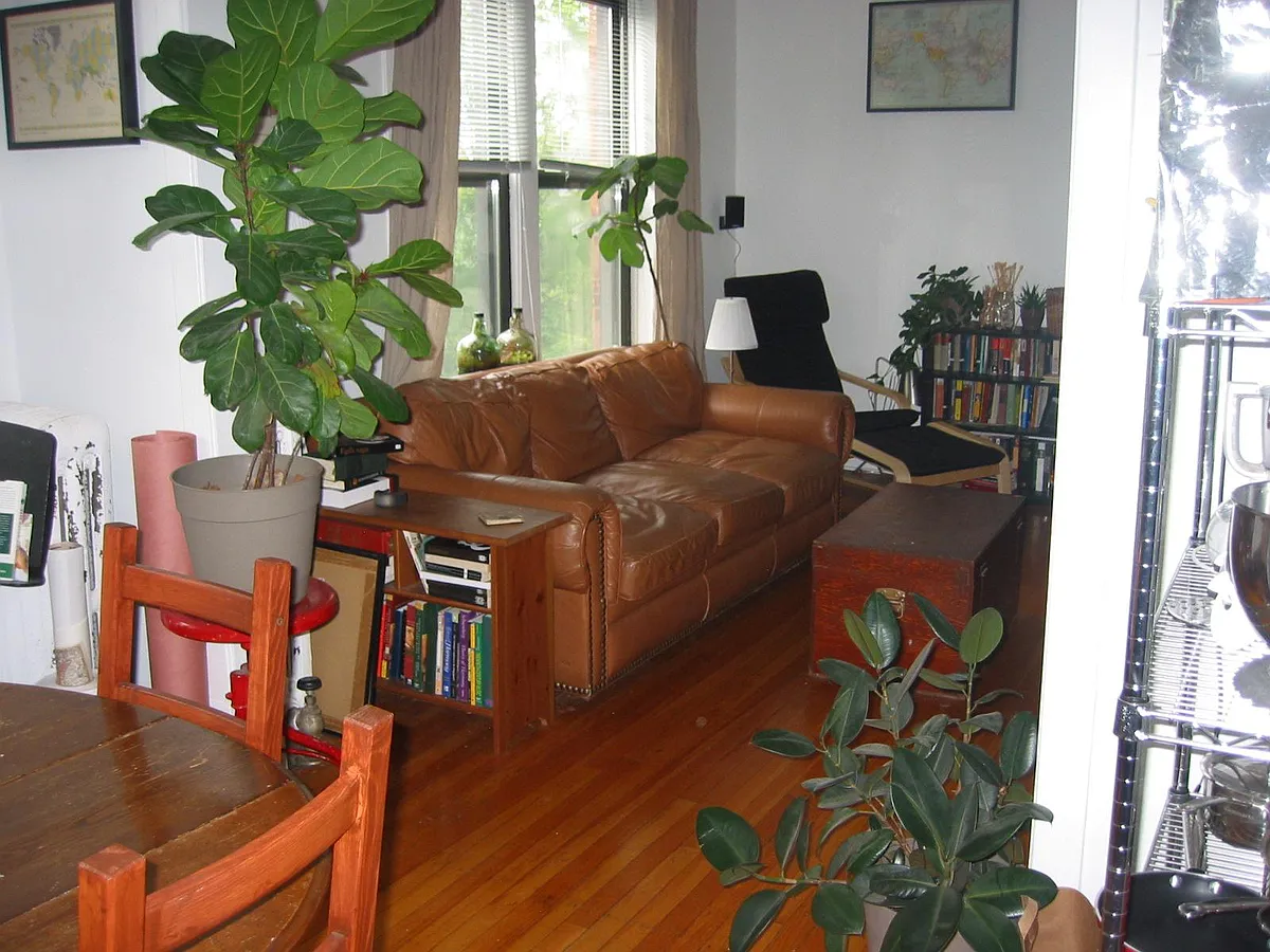 Building Photo - 1832 W Berteau Ave #1