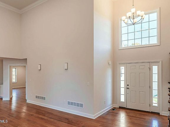 4th image of 102 Victoria Ln