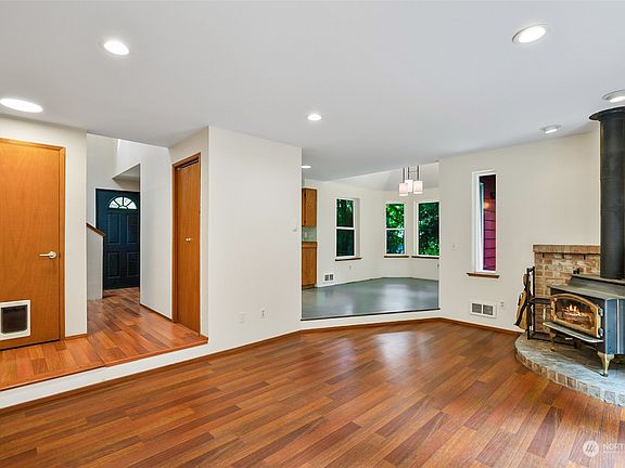 5th image of 16824 22nd Street NE