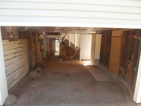 Garage/Car Port