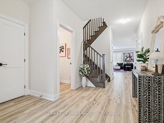 4th image of 20 Granite Ridge Trl